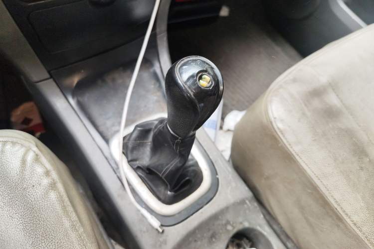 Used Dongfeng Shuaike 2011 1.6L Manual Luxury 7-Seater Gear Lever