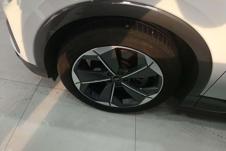 Used Audi Q5 e-tron 2023 40 e-tron Starry Edition Luxury Package Left Front Wheel Hub