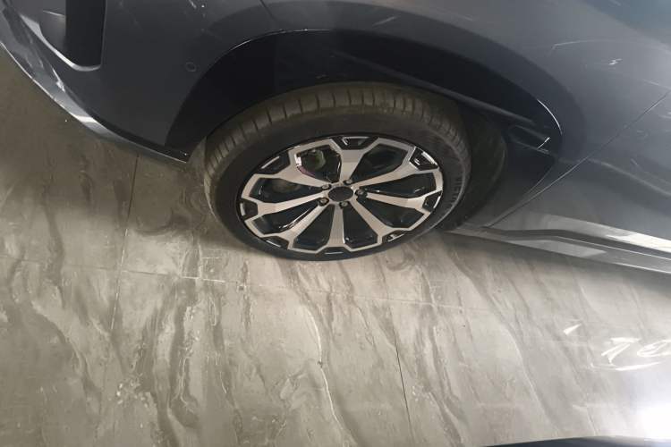 Used AION V 2024 Aion Tyrannosaurus 650 LiDAR Edition Left Front Wheel Hub