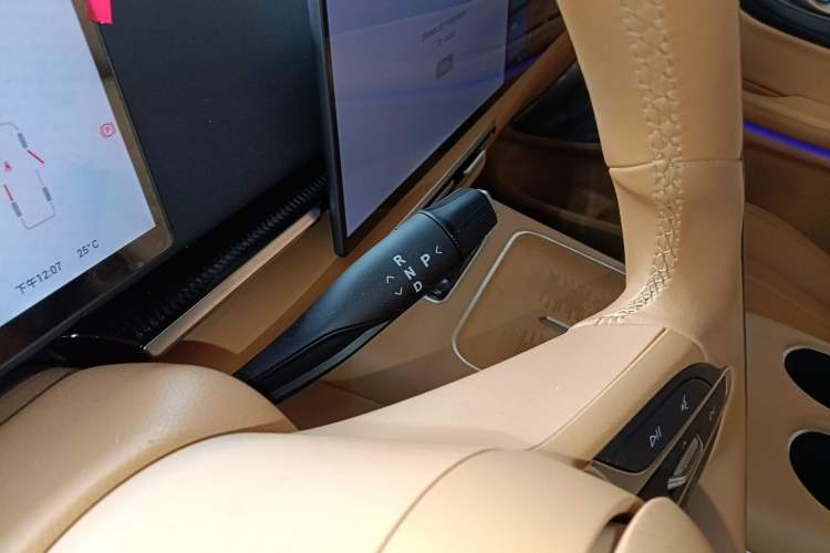 Used VOYAH Dream 2025 PHEV Four-Wheel-Drive Flagship Kunpeng Edition Gear Lever