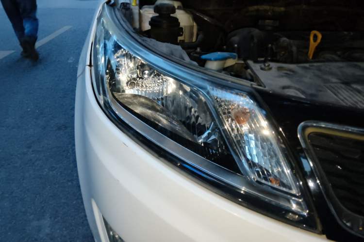 Used Kia K2 2012 Sedan 1.6L Automatic Transmission Premium Commemorative Edition Right Front Headlight