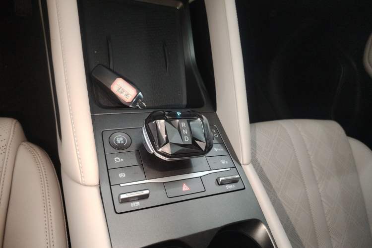 Used BYD Yuan UP 2024 401 km Active Version Gear Lever