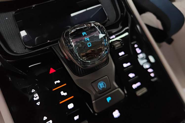 Used Denza D9 2022 DM-i 970 Four-Wheel Drive Prestige Model Gear Lever