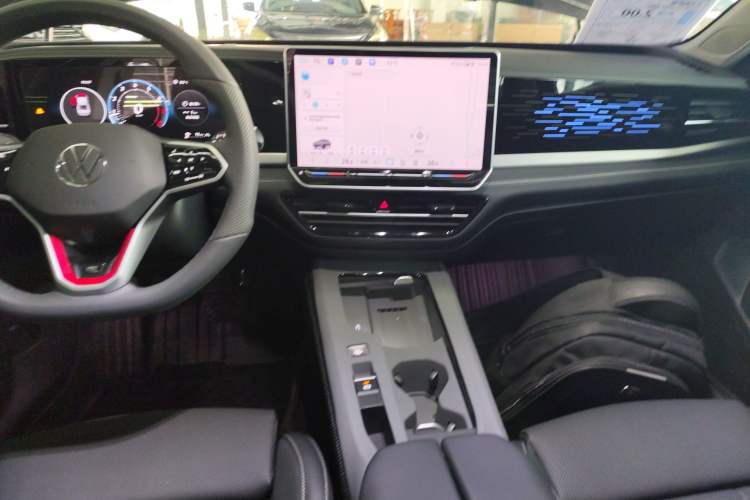 Used Volkswagen Passat 2025 Pro 380TSI Dragon Glory Edition
