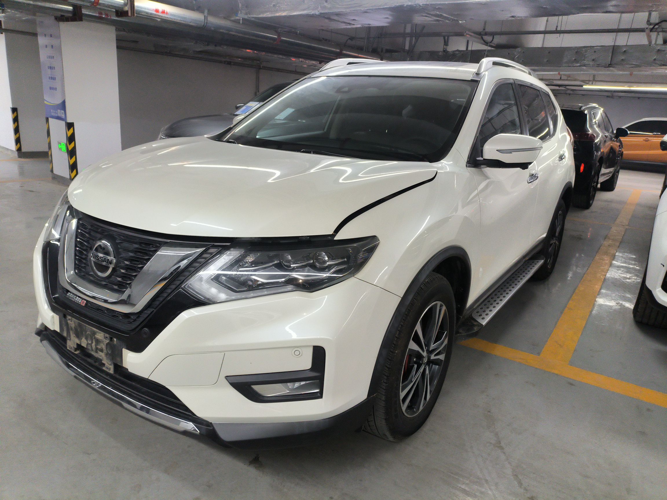 تحت مقدمة السيارة