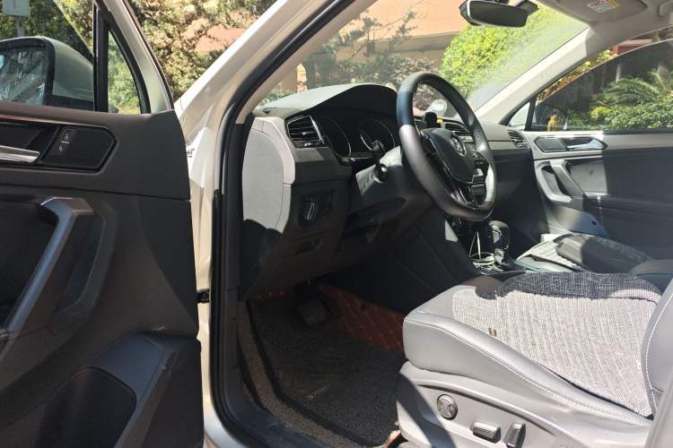 Used Volkswagen Tiguan L 2018 330TSI Automatic Two-Wheel Drive Luxury Edition Driver Seat