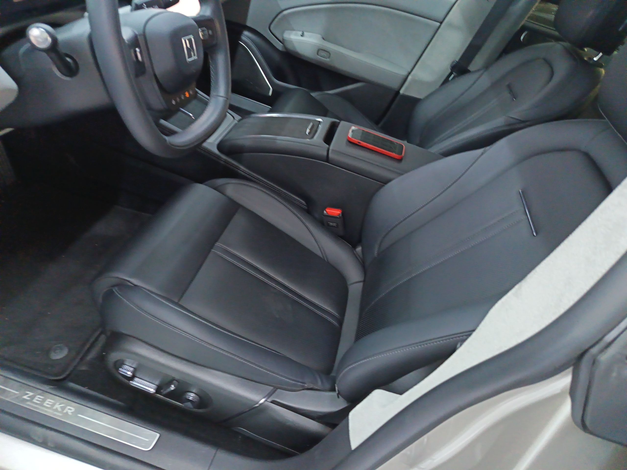 Переднее сиденье в автомобиле