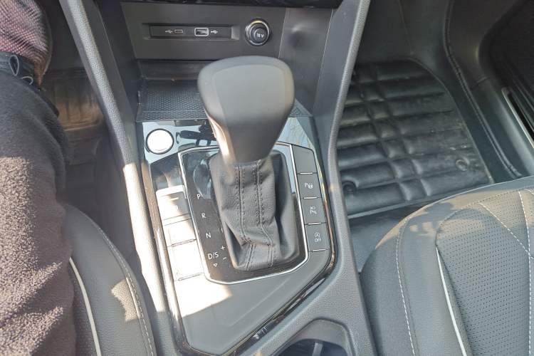 Used Volkswagen Tiguan L 2023 Restyled 330TSI Automatic Two-Wheel Drive R-Line Enhanced Comfort Version Gear Lever