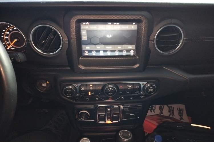 Used Jeep Wrangler 2019 2.0T Sahara Four-Door Version China VI Emission Standard