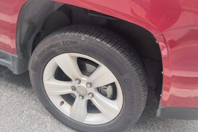 Used Jeep Compass 2013 2.0L two-wheel drive sport version Right Front Wheel Hub