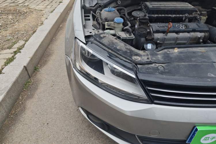 Used Volkswagen Sagitar 2014 1.6L Manual Comfort Model Right Front Headlight