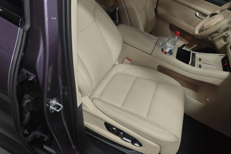 Used Hima AITO M5 2025 Extended-Range Ultra All-Wheel-Drive Version Right Front Seat