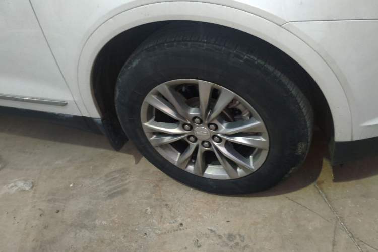 Used Cadillac XT5 2021 28T Luxury Model Right Front Wheel Hub