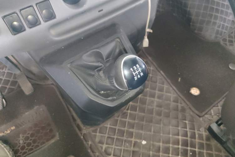 Used JMC Transit 2019 2.8T Commercial Version Long Wheelbase Mid-Roof 6-Seater Rear Single Tire China VI Emission Standard – JX493 Gear Lever