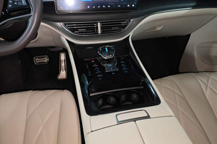 Used Denza D9 2025 DM-i Intelligent Drive 1020 Four-Wheel Drive Flagship Model
