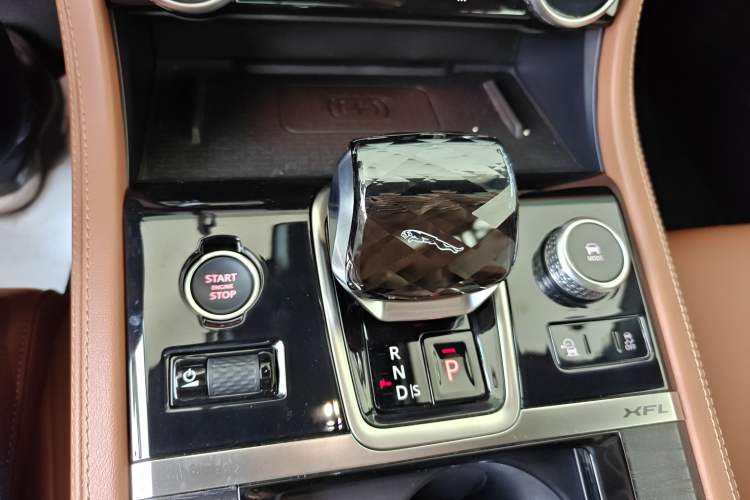 Used Jaguar XFL 2022 XFL 2.0T P250 Two-Wheel-Drive Elite Sport Edition Gear Lever