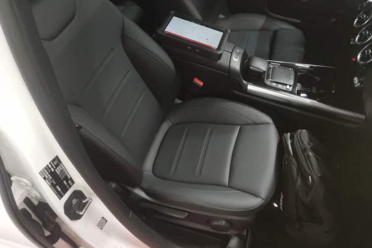 Used Mercedes-Benz GLA 2023 Facelifted GLA 200 Right Front Seat