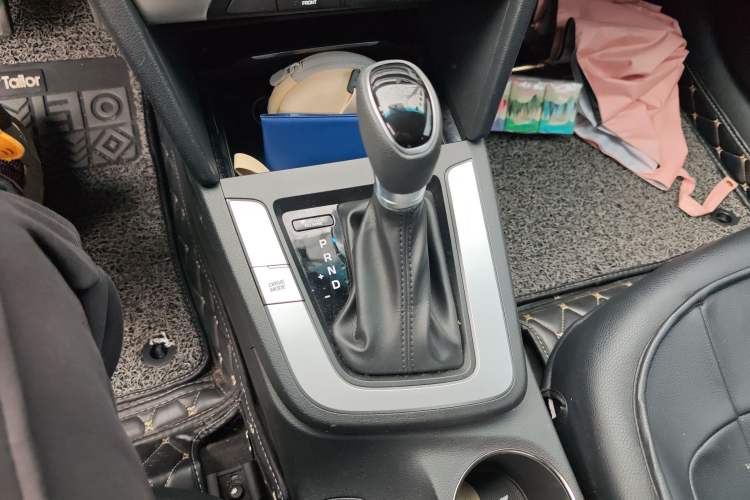 Used Hyundai Elantra (6th Generation / Lingdong) 2016 1.6L Automatic ZhiXuan – Elite Version Gear Lever