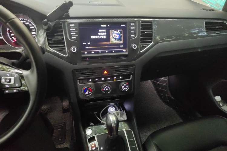 Used Volkswagen Golf Sportsvan 2018 280TSI Automatic Luxury Model Audio And AC Panel