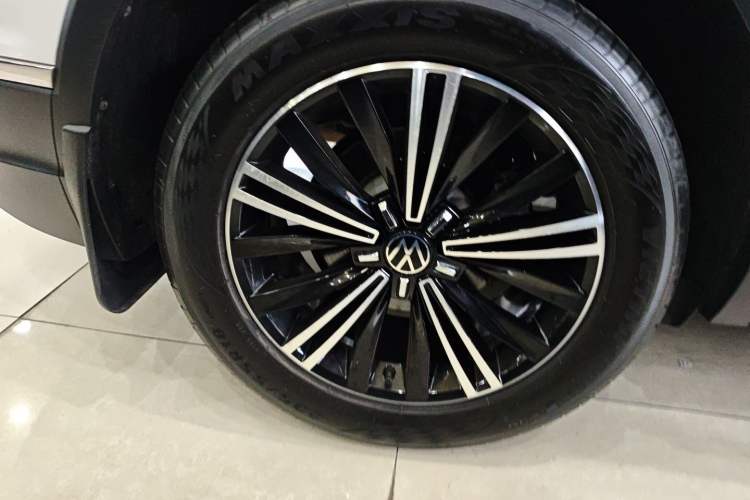 Used Volkswagen Tiguan L 2021 330TSI Automatic Two-Wheel Drive Smart Edition
