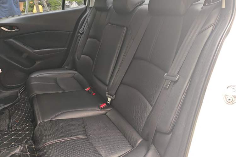 Used Mazda 3 Axela 2016 Sedan 1.5L Automatic Comfort Model