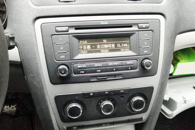 Used Skoda Octavia 2012 1.6L Automatic Yijun Edition Audio And AC Panel