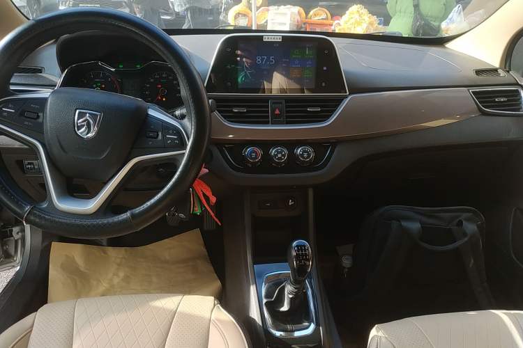 Used Baojun 310W 2017 1.5L Manual Fashion Model China V
