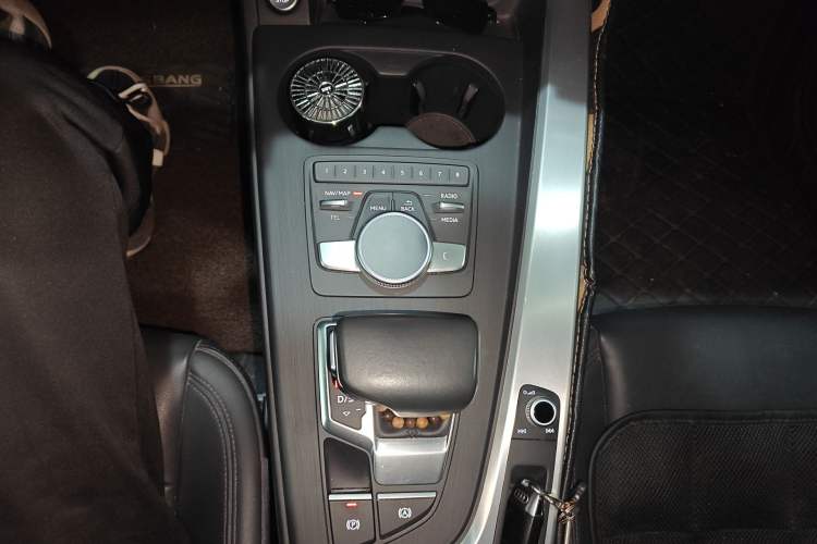 Used Audi A4L 2018 30th Anniversary Edition 40 TFSI Fashion Model Gear Lever