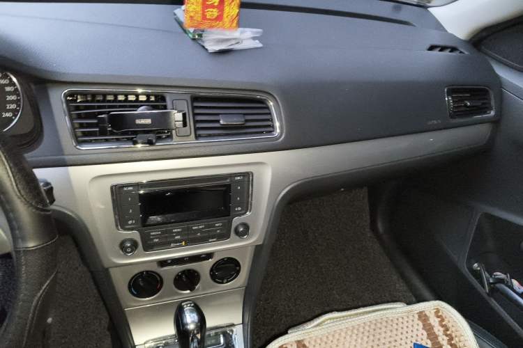 Used Volkswagen Gran Lavida 2013 1.4 TSI Automatic Comfort Model Audio And AC Panel