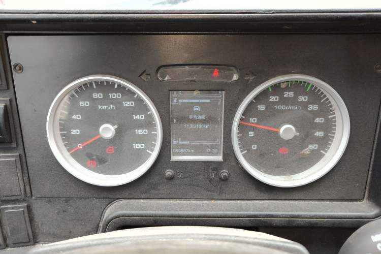 Used Iveco Daily 2020 2.8T V35 Box Truck with Dual Tires Low Roof 3 Seats China VI Emission Standard