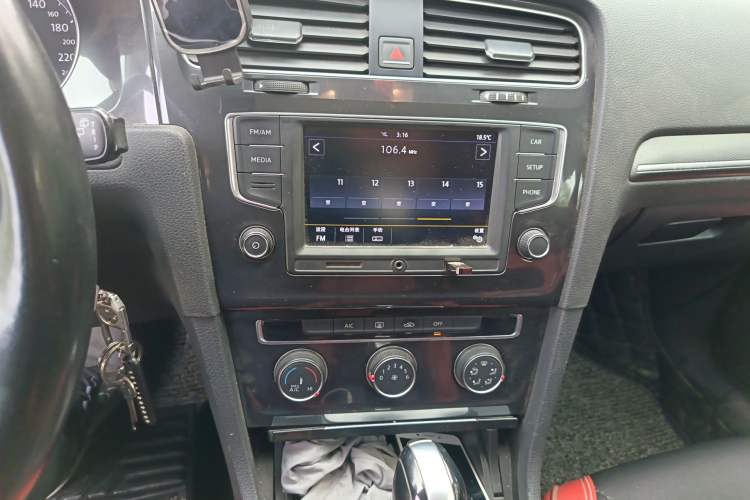 Used Volkswagen Golf 2017 1.6L Automatic Comfort Million-Vehicle Anniversary Edition Audio And AC Panel