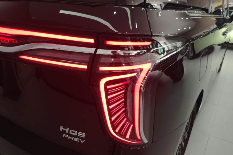 Used Hongqi HQ9 PHEV 2024 2.0T Four-Wheel Drive Luxury Edition Right Rear Taillight
