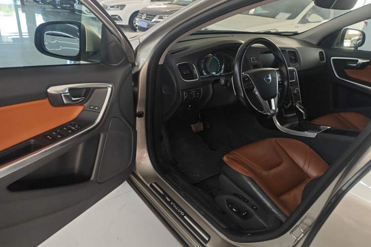 Used Volvo V60 2015 T5 Zhiya Edition