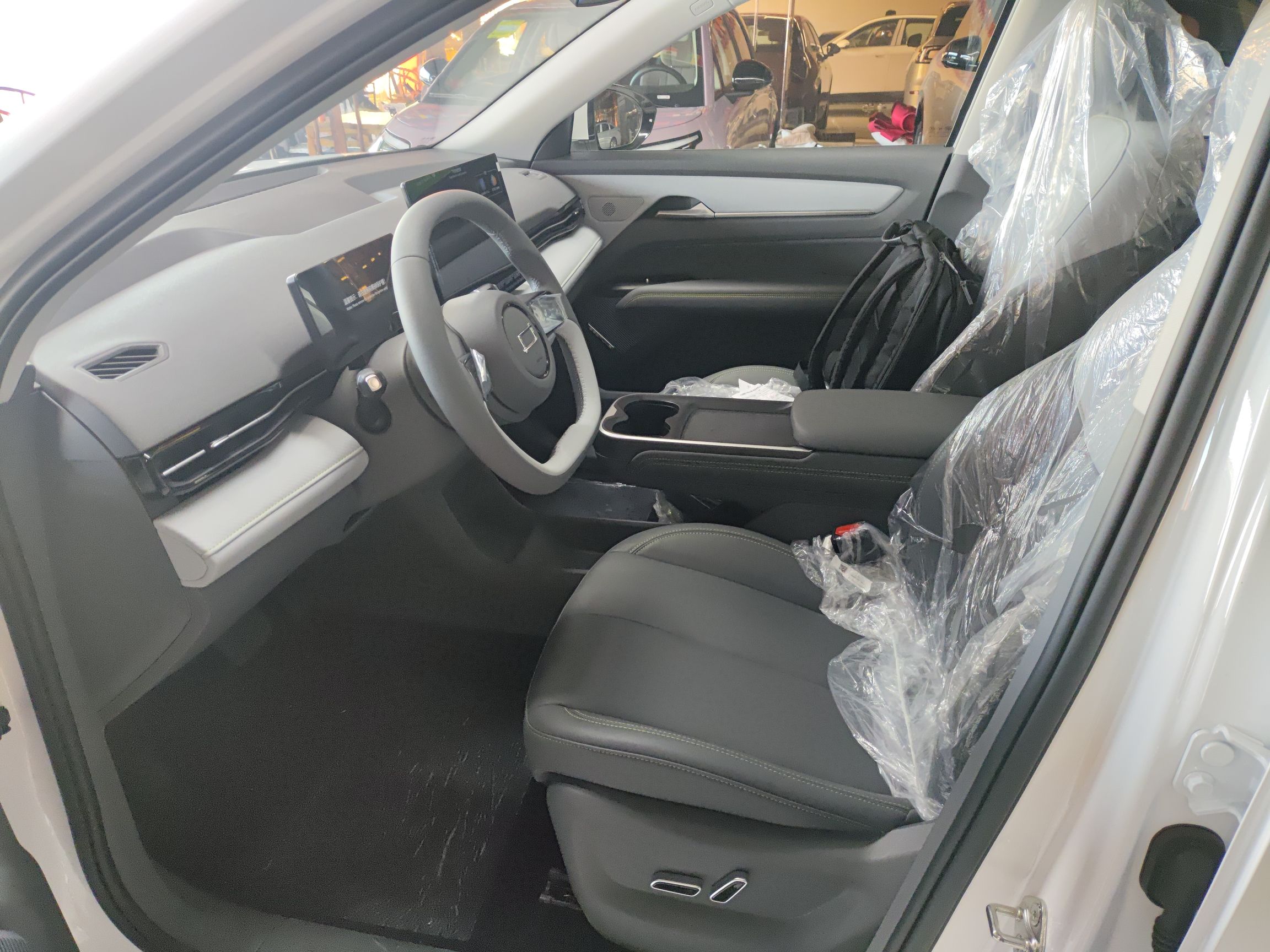 المقاعد الأمامية داخل السيارة