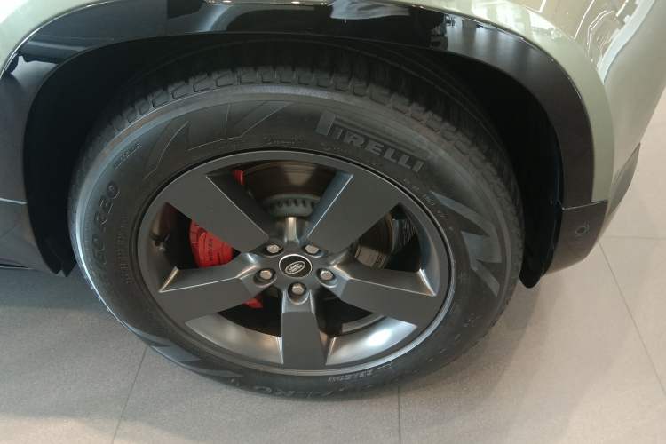 Used Land Rover Defender 2023 110 3.0T P400 X Right Front Wheel Hub