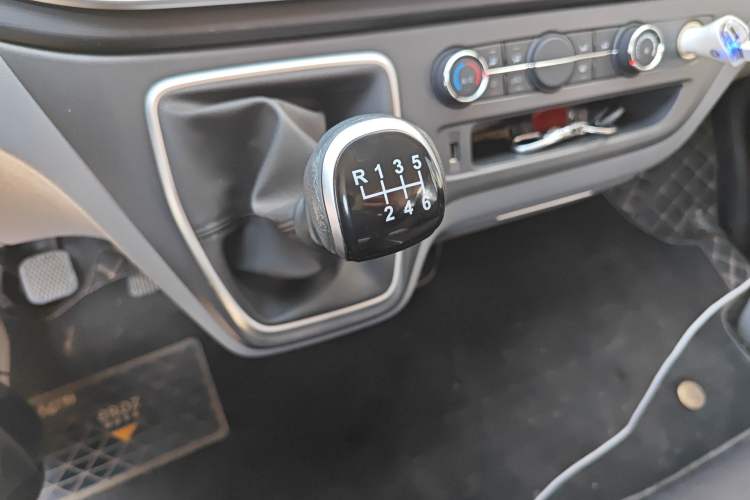 Used SAIC MAXUS Xintu V80 2024 Aotuntong Value Edition 6MT Short Wheelbase Ultra-Low Roof 127 Ps 5/6 Seats