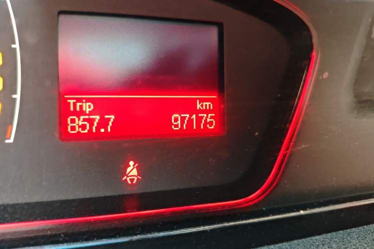 Used Roewe 550 2013 Classic Edition 550 1.8L Manual Luxury Model Odometer Close Up