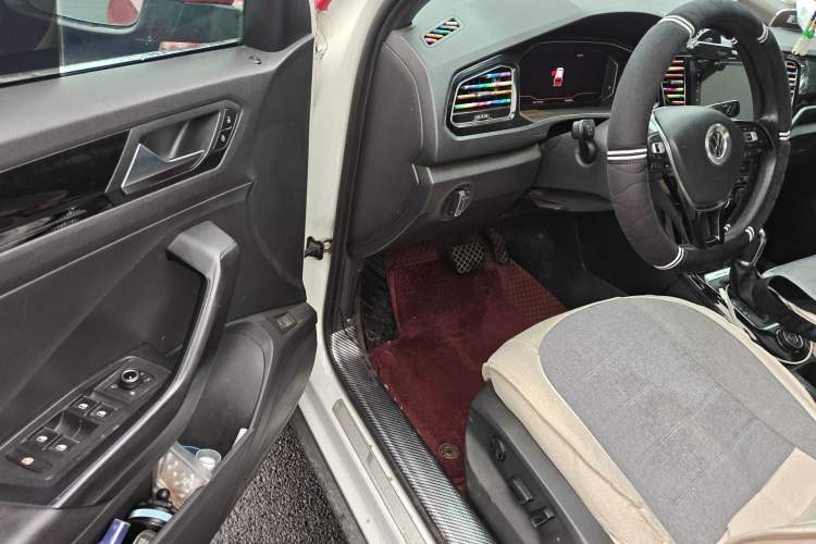 Used Volkswagen T-ROC 2018 280TSI DSG Four-Wheel Drive Luxury Version China V Emission Standard Driver Seat