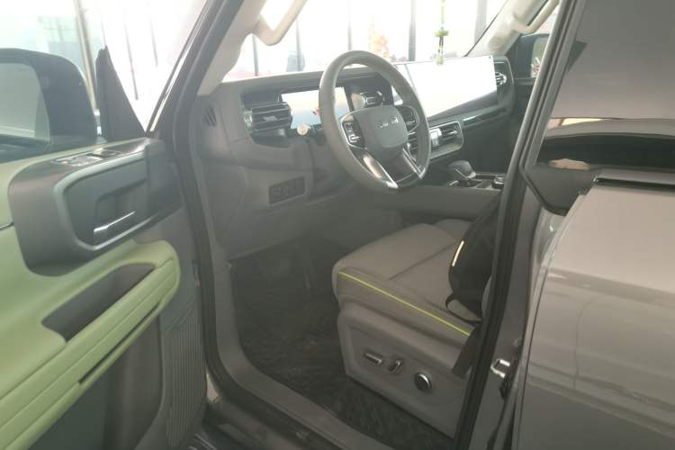 Used BAIC Off-Road BJ40 2024 2.0T All-New Urban Hunter Edition Pioneer Type