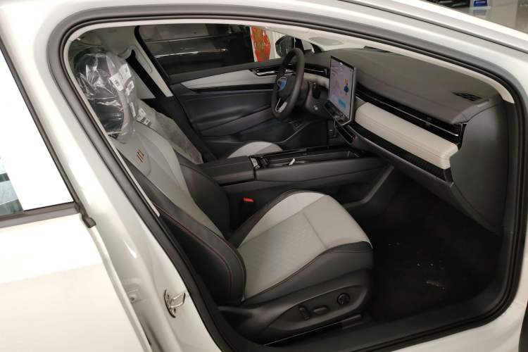 Used Volkswagen ID.7 VIZZION 2024 AIR model Right Front Seat