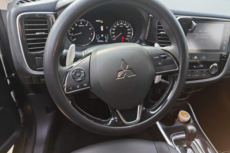 Used Mitsubishi Outlander 2018 2.4L 4x4 Luxury Edition 7-Seater
