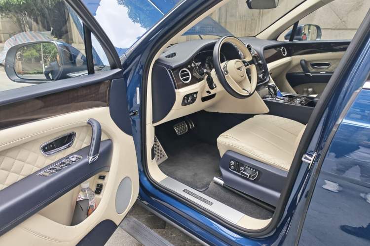 Used Bentley Bentayga 2017 6.0T Standard Edition Driver Seat