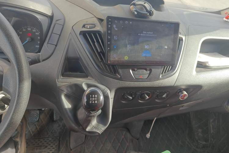 Used Ford Transit 2017 2.0T Diesel Van Short Wheelbase Low Roof China IV Standard
