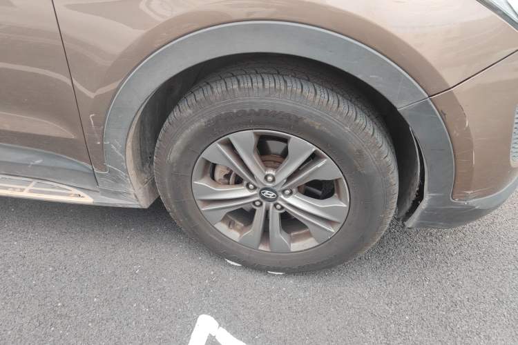 Used Hyundai Santa Fe 2013 2.4L Automatic Two-Wheel Drive Smart Version Right Front Wheel Hub