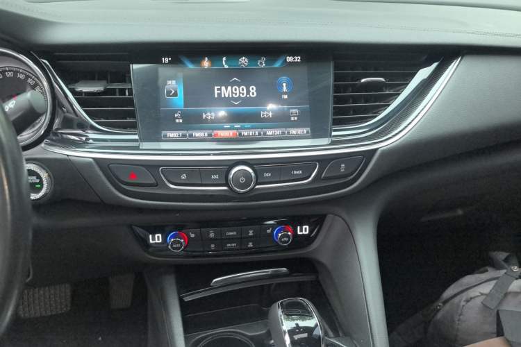 Used Buick Regal 2017 20T Elite Edition Audio And AC Panel