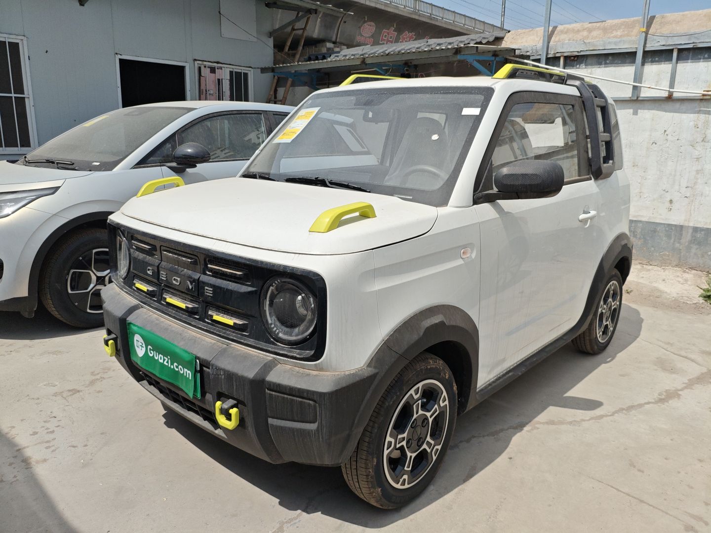 تحت مقدمة السيارة