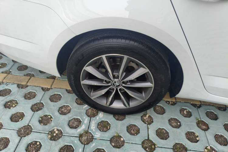 Used Skoda Octavia 2018 1.6L Automatic Comfort Edition Right Rear Wheel Hub