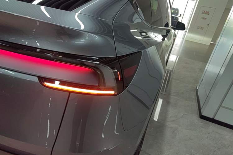 Used Tesla Model Y 2025 Long-Range All-Wheel-Drive Version Right Rear Taillight