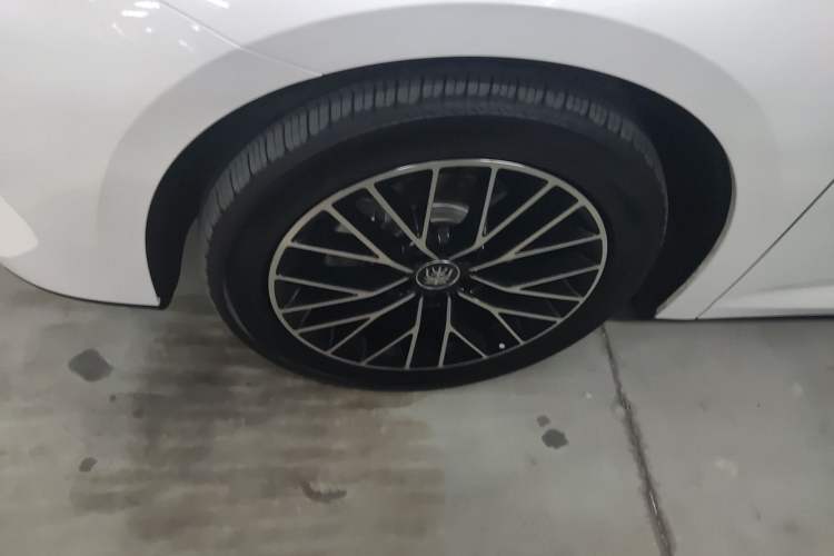 Used BYD Qin L 2024 DM-i 120KM Excellence Model Left Front Wheel Hub