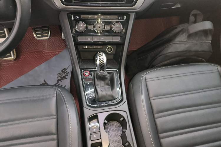 Used Volkswagen Touran 2018 Volkswagen Touran L 280TSI DSG Boundary Edition 7 Seats China VI Standard Gear Lever